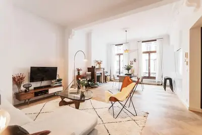 Image de Traditional chic high ceilings apt w Aircos/Garage