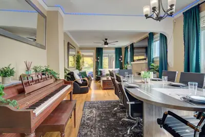 Image de Lux RiNo Retreat: Prime Location, Hot Tub, Game Room, Backyard, 4th Night Free!