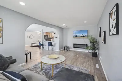 Image de Quiet Getaway: Serene Home w\/ Free Wine, Movie Theater, Game Room & Coffee Bar!