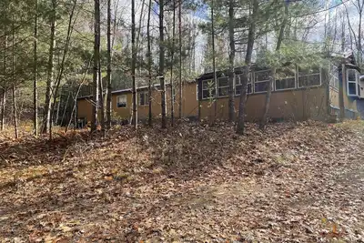 Image de Cozi retreat set in the woods within walking distance of Waubee Lake.