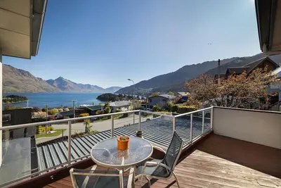 Image de Amazing Panoramic Lake Views! Minutes from downtown Queenstown.
