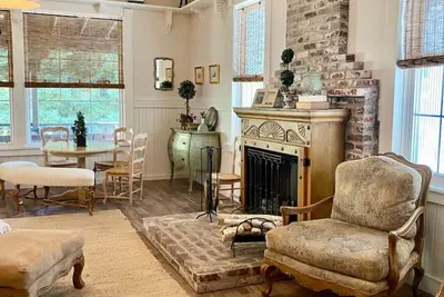 Image de The Shopkeeper's Cottage ~ Chic!
