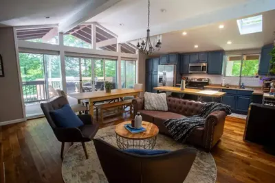 Image de Lakeside Cabin w/ Hot Tub & Resort Features!