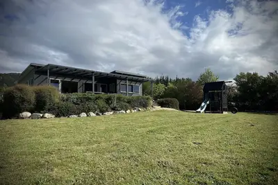 Image de Two Waters Beach House - 5 minutes walk to Ligar Bay Beach
