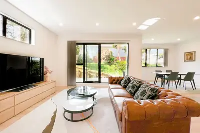 Image de Wanna Live In The Brand New House? Check This Out!