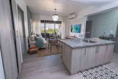 Image de New, comfortable family - sized apartment, wifi, pool, gym near playa Juan Dolio