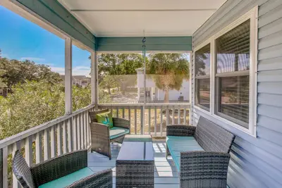 Image de Oak Island Home w\/ Screened Porch ~ 1 Mi to Beach!
