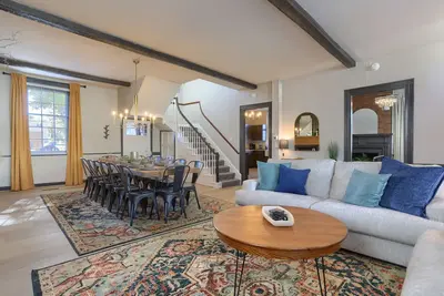 Image de 3 Levels w/ Gameroom, Firepit, Grill Near Hershey Walkable To Restaurants & Bars