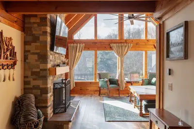 Image de Family-size cabin retreat, sleeps 8