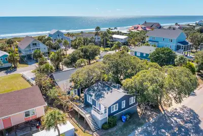Image de Steps from Beach, 2 Connected Homes on 1 lot, Deck & Screen Porch - 404 W Ashley