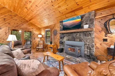 Image de Peek A Boo Cabin - Blairsville Georgia Near Wineries and Hiking. Pet Friendly!