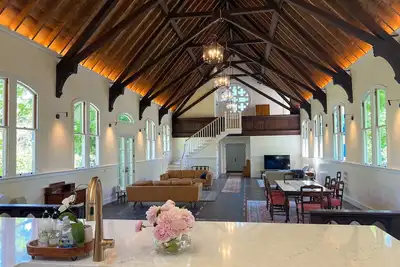 Image de Dramatically restored beautiful Church with a soaring Grand Room in Downtown