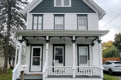Image de Conveniently located near main street w/ L2 Ev charging facility