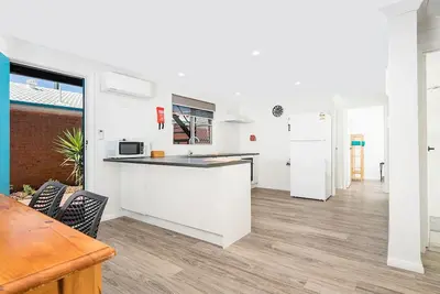 Image de 2 Bedroom Unit Central, 5 minutes walk to pristine beaches! Newly renovated