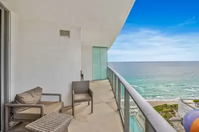 Image de Hollywood Beach • Oceanfront 1br • Balcony & Pool