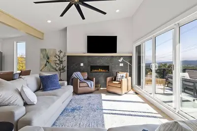 Image de Stunning views from the treetop terrace of this brand new, \n contemporary home.