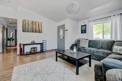 Image de A Gem on Turquoise St ~ 2 King Suites + High Quality Beds + Game Room