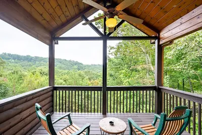 Image de Game Room! Hot Tub! Fire Pit! Big Screen TVs! Beautiful Cabin! Wildlife!