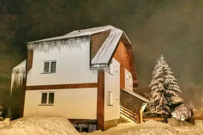 Image de Cozy ground level apartment with outdoor access across from Kraljevi Čardaci.