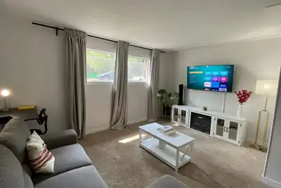 Image de Cozy Retreat - 5 min from Ice district