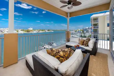 Image de Immaculate Waterfront Beauty! Dog Friendly! Close to Beach ~ Hot Tub, Pool, Grill ~ 405 Island Key