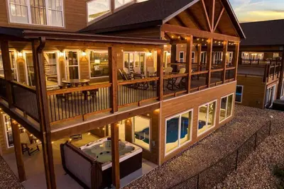 Image de Exquisite 8-Bedroom Retreat: Private Pool, Hot Tub