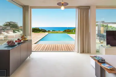 Image de Villa avec piscine, en bord de mer Ă Sampieri