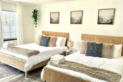 Stylish 2q beds Studio apt with Shared Pool 03