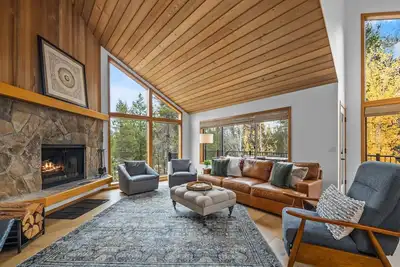 Image de Hot Tub ~ Sharc Passes ~ Fireplace ~ Bbq  ~ Patio ~ Ping Pong!