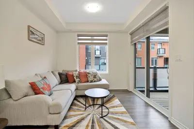 Image de Family-Friendly 3 Bedrooms + 2. 5 Bathroom Home Near Mount Pleasant Brampton