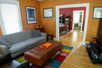 Image de Steps to Downtown Iowa City, Cozy and Colorful!