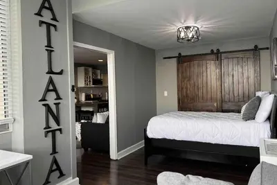 Image de Admire the penthouse view of Atlanta’s skyline in this city chic condo in Midtwn