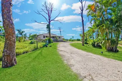 Image de Beautiful Country house overlooking 13. 5 acres and a small lake