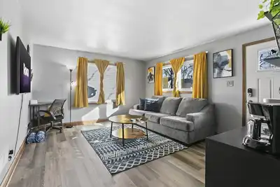 Image de [Stadium] 1. 5 Miles+Attached Garage+Centrally Located