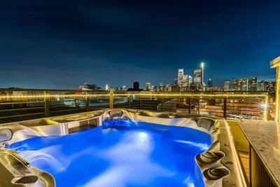 Image de Family Retreat: Private Hot Tub, Parking, Views!