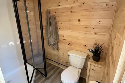 Image de Cozy tiny home, immersed in the forest, overlooking the pond!