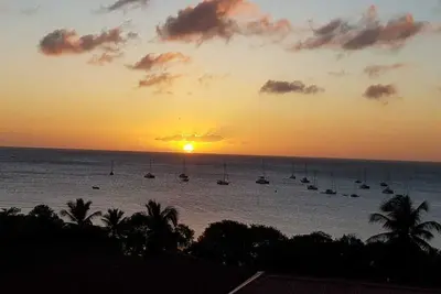 Image de studio, vue magique, Anse Caritan proche plage. Calme et bien équipé.