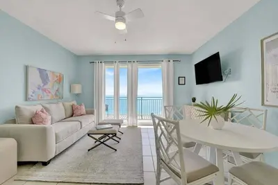 Image de Newly redecorated, private balcony with serene gulf views, pool & hot tub! Central to fun in Pcb!