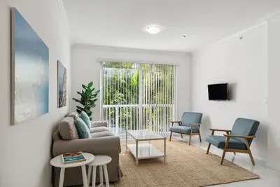 Image de Surfside Retreat: 1br Work-From-Home Oasis