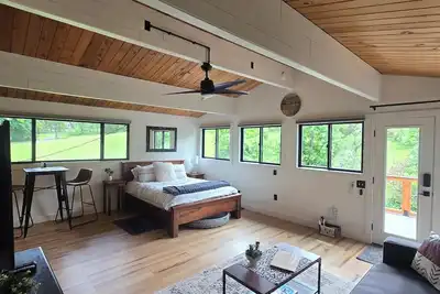 Image de A Restful Studio Near a Creek and Forest - Pets