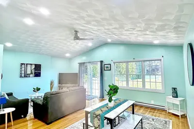 Image de Renovated Water front home near the highway. Access to Lake&beach available