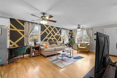 Image de Spacious-5 Beds! 3 Mi to Mohegan