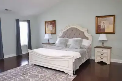 Image de Spacious, comfortable home for your family in a private, quiet neighborhood.