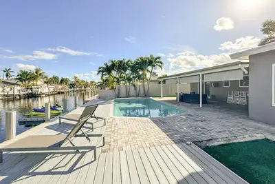 Image de Luxe Waterfront Gem in Paradise: Pool - Dock - Pets - Parking - Yard