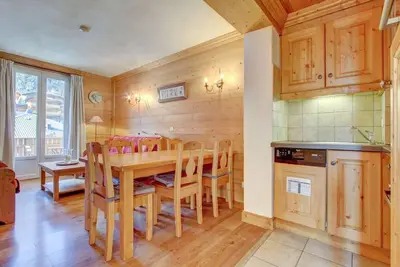Image de 2ème étage, balcon, parking, télévision, casier à ski, 45m², Morzine