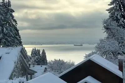 Image de West Vancouver ocean view suite\n