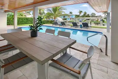 Image de 80' of Private Waterfront Walking Distance to Beach & Shops\/Restaurants\/Bars