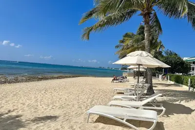 Image de Spacious Condo, Newly decorated, Just Walk Out the Door onto 7 Mile Beach