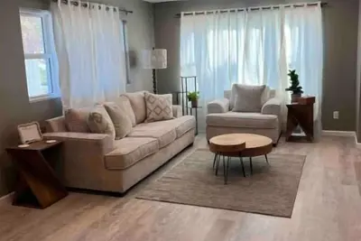 Image de Cozy Modern Home with two stall Garage Wi-Fi