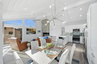 Image de Remodeled beach house, 3-minute walk to sand, Main St. restaurants and shopping